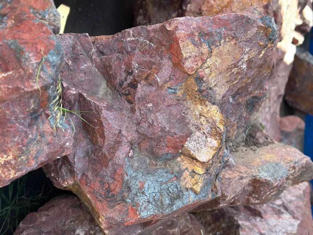 Камни для ландшафтного дизайна красно-фиолетовые 10-60 килограмм купить в Астраханской области