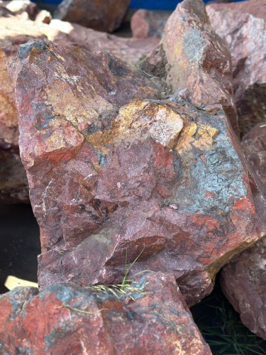 Камни для ландшафтного дизайна красно-фиолетовые 10-60 килограмм купить в Астраханской области