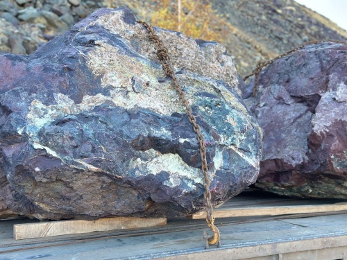 Огромные красно-фиолетовые валуны для ландшафтного дизайна весом более 5 тонн купить в Астраханской области