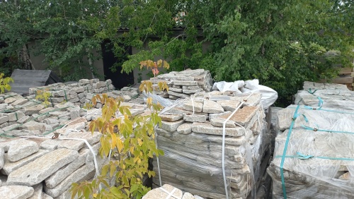 Плитняк галтованный гранитный для ландшафтного дизайна купить в Астраханской области