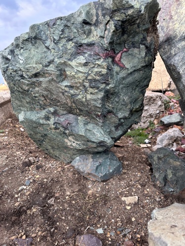 Гигантские зелёные валуны для ландшафтного дизайна весом более 5 тонн купить в Астраханской области