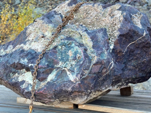 Огромные красно-фиолетовые валуны для ландшафтного дизайна весом более 5 тонн купить в Астраханской области