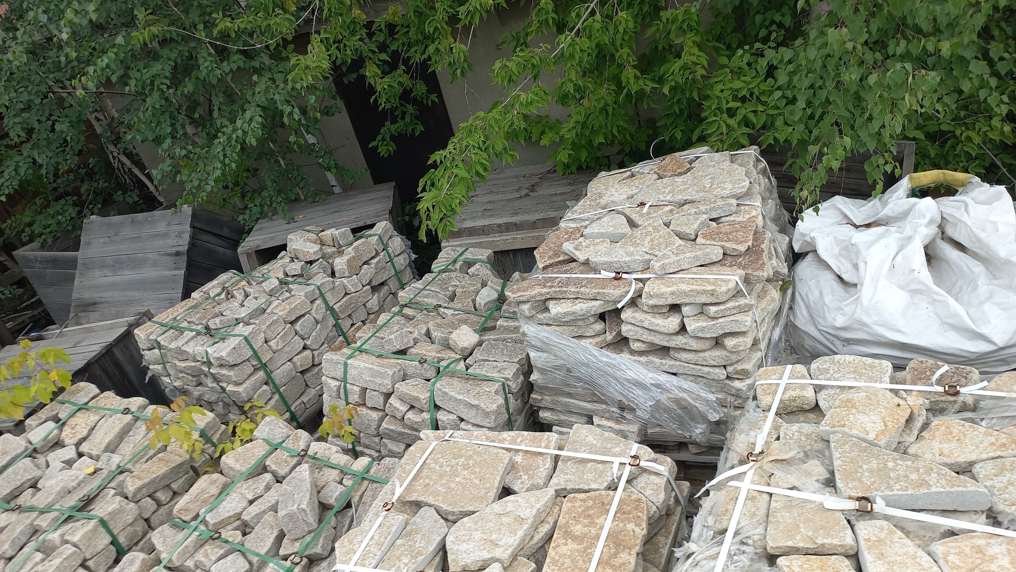 Плитняк гранитный галтованный купить в Астраханской области