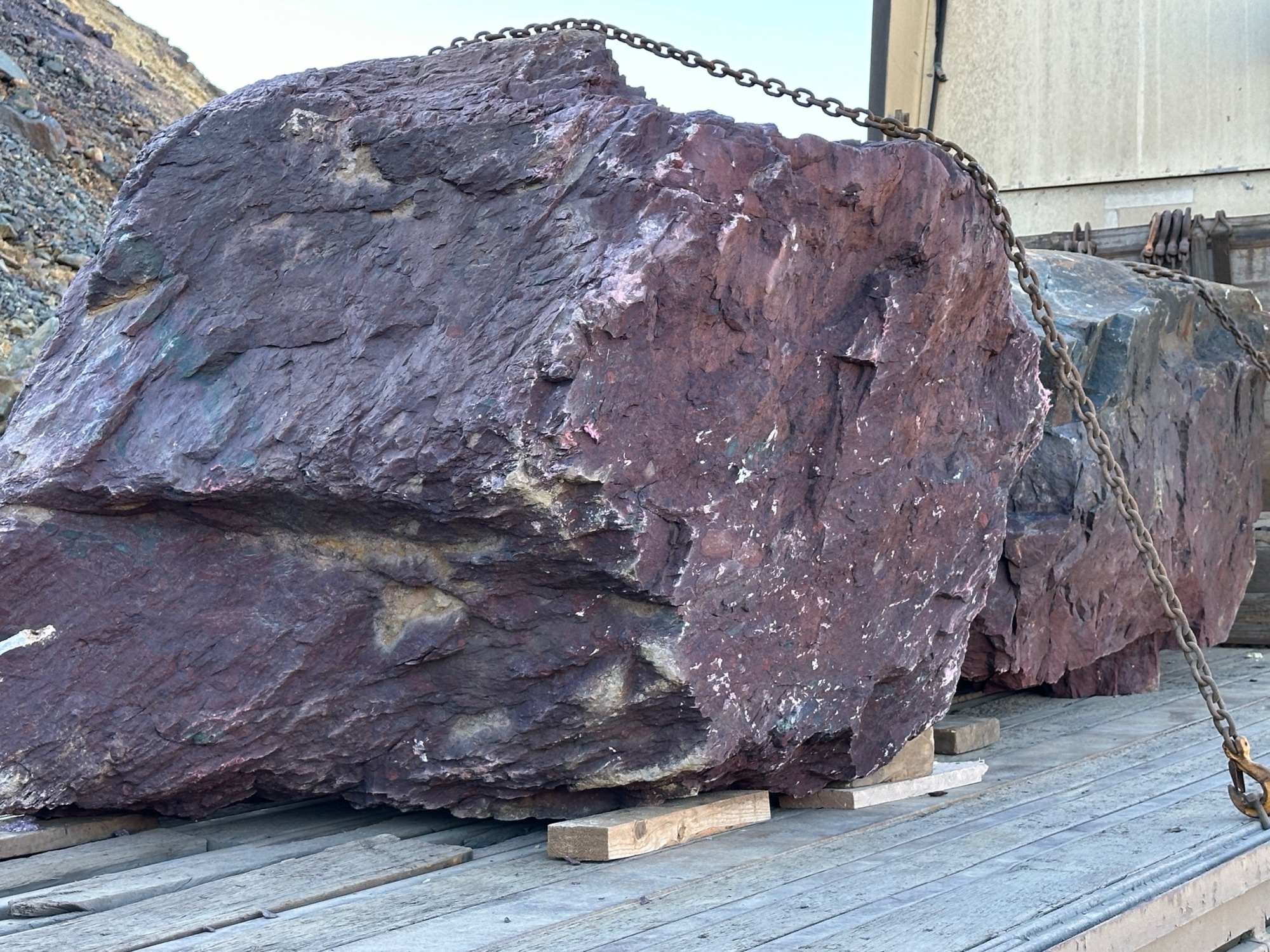 Огромные красно-фиолетовые валуны для ландшафтного дизайна весом более 5 тонн купить в Астраханской области