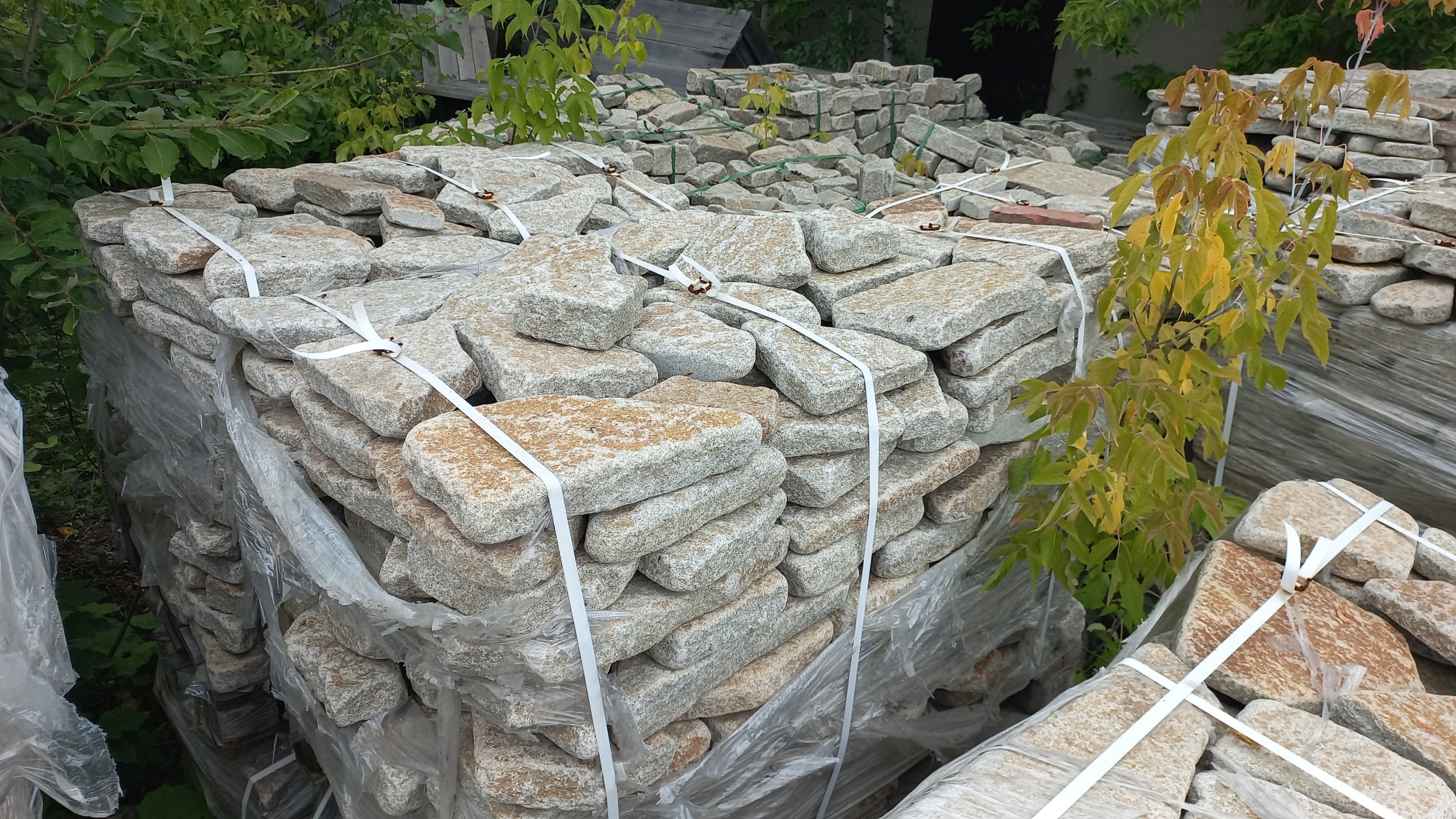 Плитняк галтованный гранитный для ландшафтного дизайна купить в Астраханской области