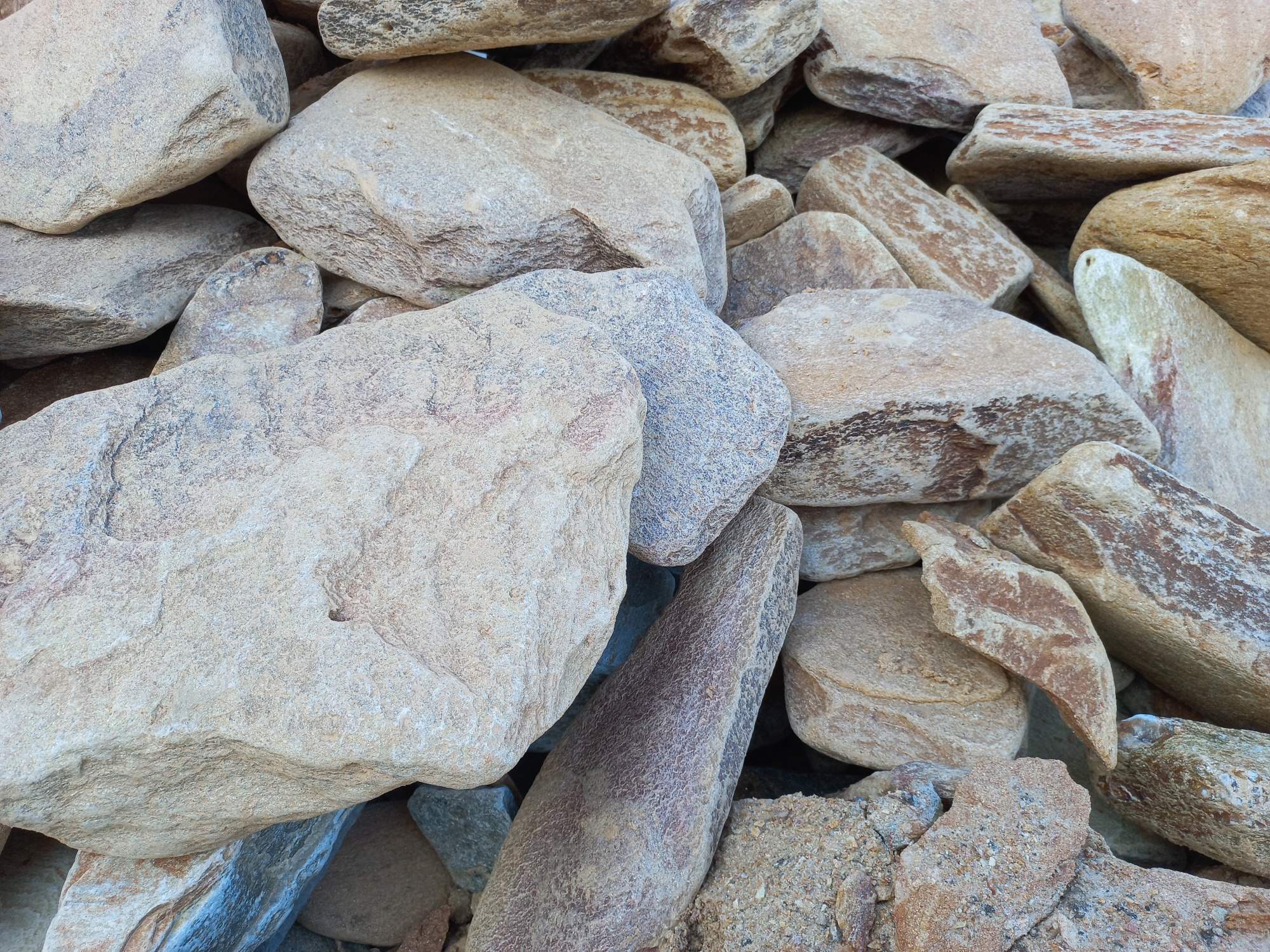 Златолит жёлтый, жёлто-зелёный глыбки и валуны для ланшафтного дизайна купить в Астраханской области