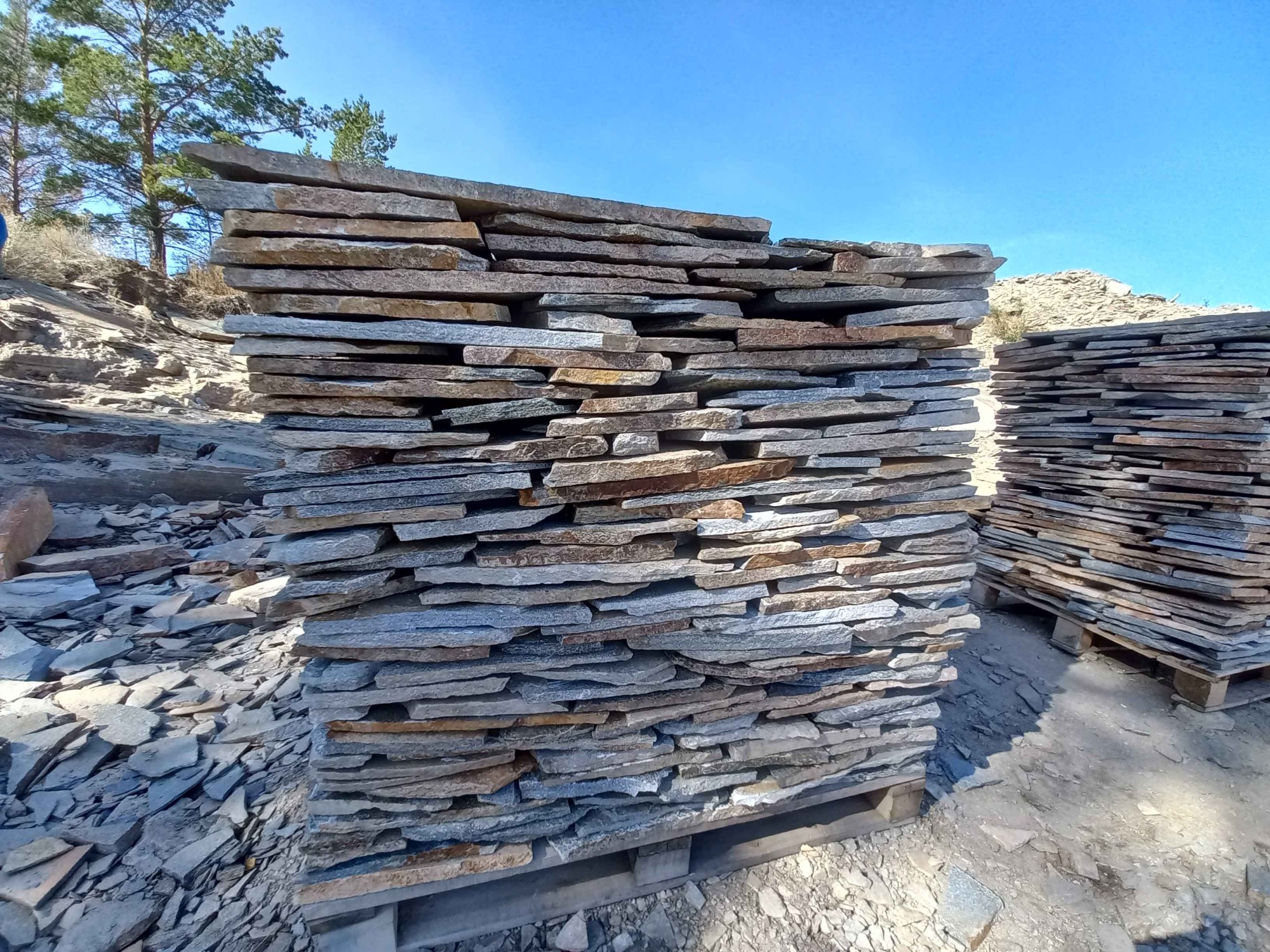 Плитняк златолит серебристый для фасада купить в Астраханской области