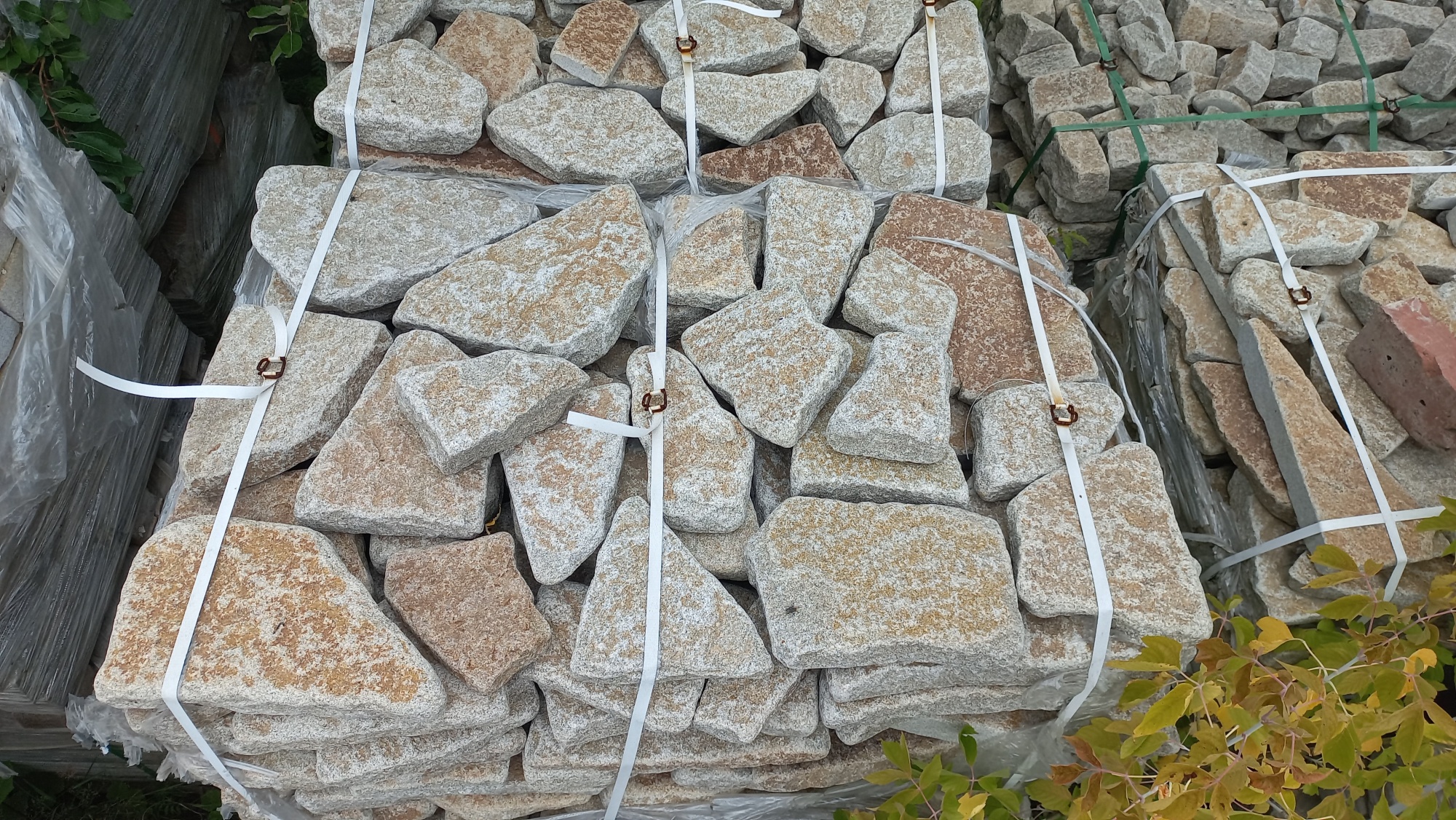 Плитняк галтованный гранитный для ландшафтного дизайна купить в Астраханской области