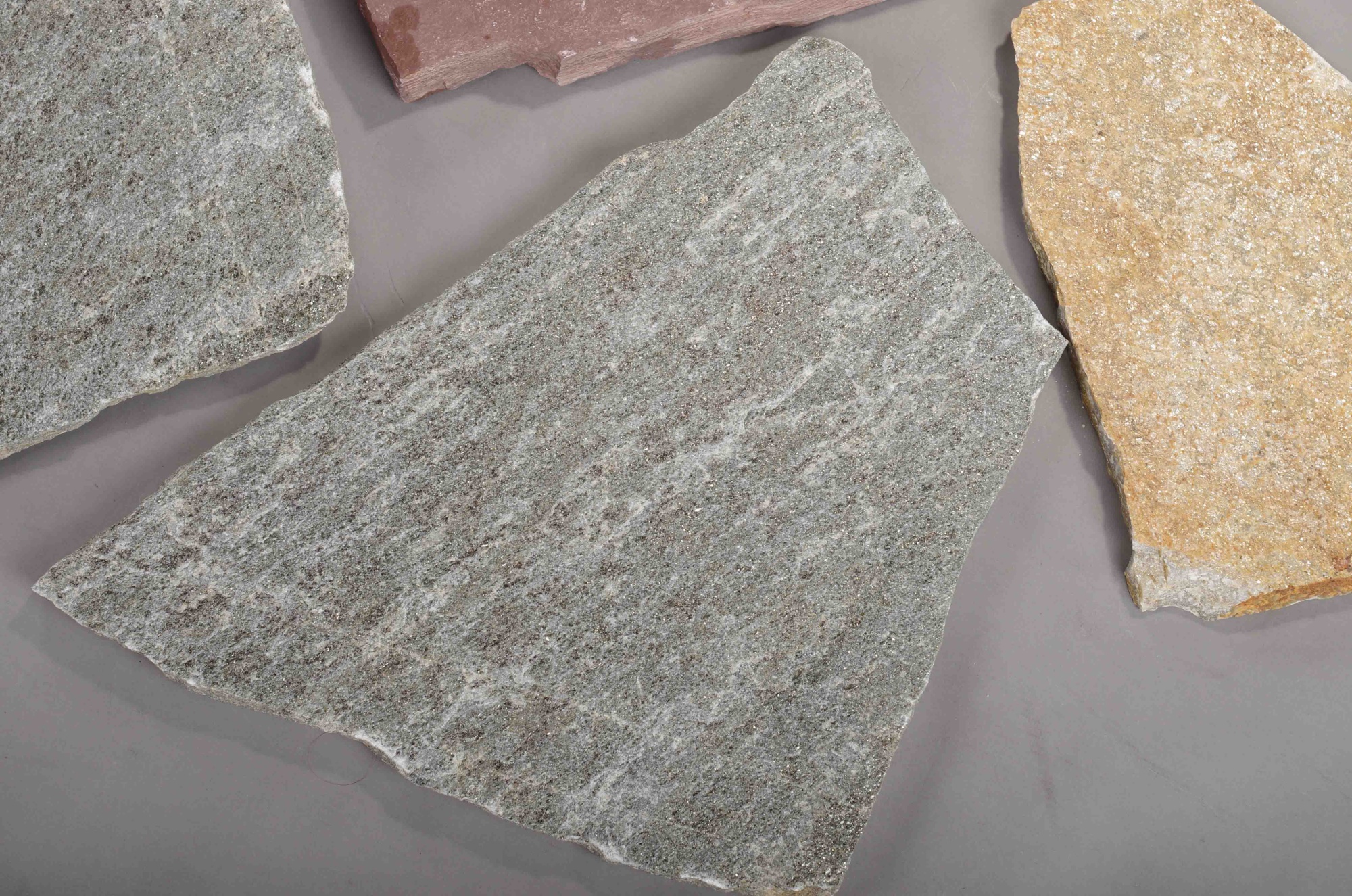 Плитняк златолит Уральский для цоколя, отмостки купить в Астраханской области